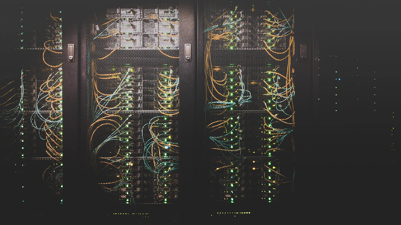 Corredor de servidores iluminado em tom avermelhado dentro de um data center