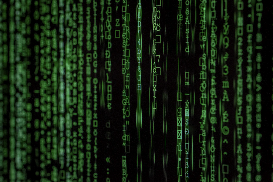 Linhas de código sobre fundo escuro representando infraestrutura definida em software